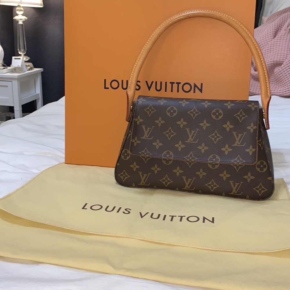 LV looping bag